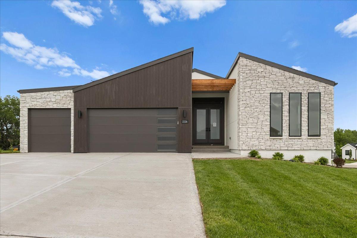 2226 SW Crown Dr. Exterior Photo