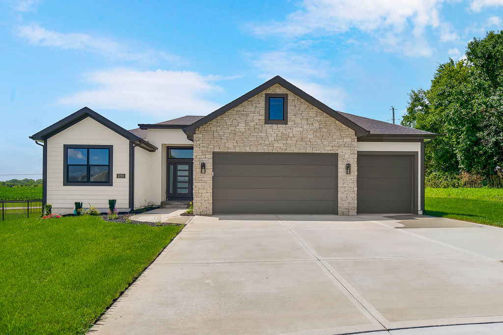 2233 SW Heartland Ct.  Lee’s Summit MO